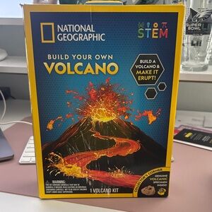 National Geographic Volcano Kit with Fiery Red and Orange NWT
